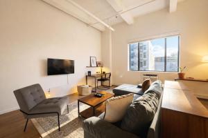 Westown Studio Apt Near Fiserv, Baird, and Theater District