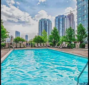 Lakeshore Loft with waterviews 10 mins to BMO field