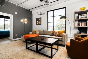 East Side Design: Luxury Condo with 10 Rooftop Hot