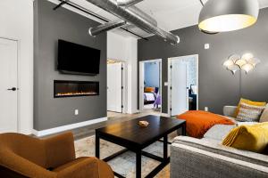 East Side Design: Luxury Condo with 10 Rooftop Hot