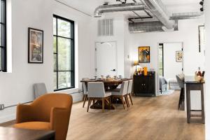 East Side Design: Luxury Condo with 10 Rooftop Hot