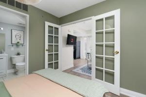 Perfect Home for Couple Close to Lake