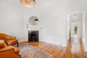Elegant Edward Heritage Charm near CBD
