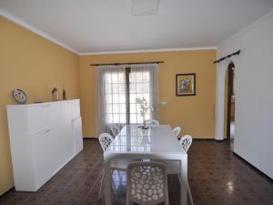 Casa Confortable con Gran Piscina Comunitaria y Jardín en LEscala - HISP-7-6