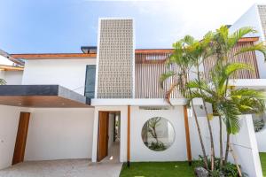 Luxury 4BR Villa - Pool and Rooftop Berawa Canggu