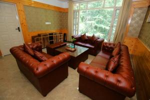Decent Stays BnB in city Centre - 3BHK apartments - PRIVATE PARKING - BALCONY VIEW