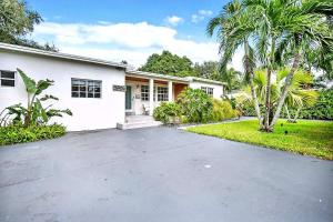 Bright 4BR North Miami Villa Close to Beaches and Huge Backyard