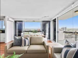 12th-Floor Riverfront Retreat Views Walk to Beach