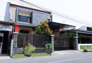 Homely Guest House Tegal