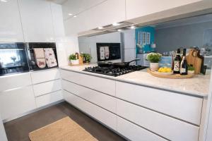 Luxury Beach House, Sleeps 8, Walk to Beach