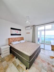 Casa Blue - Oceanfront in Itaguacu