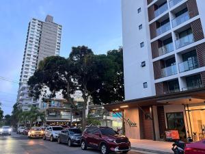 Central Condo in Bella Vista w pool & gym