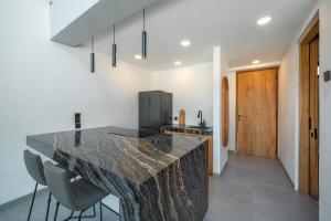 Janes Lofts - Designer Lofts, 7 Mins from Bingin Beach