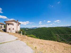 Quiet holiday home in Sellano with swimming pool a few kilometers from Rasiglia