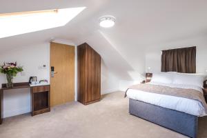Double Room with Bath room in Signature London