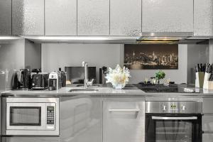 Luxury Designer 2BR Urban Apt w Pool & Gym & Parking