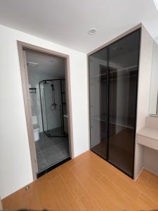 2 bedr condo with pool access