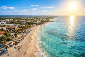 Romantic One Bedroom Apartment 5 Minute Walk to Beach King Bed Fast Wifi Top Rated Host 6B