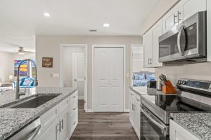 Coastal Calm 2BR Retreat Minutes to Manasota Beach