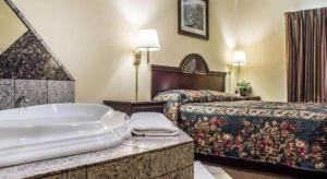 Econo Lodge Inn & Suites North Syracuse Airport