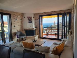 Teo`s Seaview Specious Apartment, Nikiti near Harbor