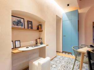 Charming apartment in historic villa front sea with free parking, near Portofino