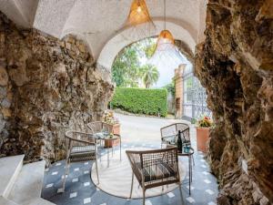 Charming apartment in historic villa front sea with free parking, near Portofino