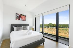 4BR Spacious Townhouse in Box Hill