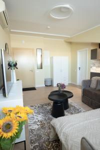 Modern City Studios In Town Centre - Lift, Self Check-in, AirCon & Smart TV