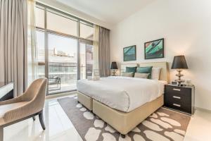 Contemporary 2BR, Mins to Drive to Dubai Butterfly Garden- Gold Promenade 2A, Damac Hills