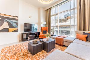 Contemporary 2BR, Mins to Drive to Dubai Butterfly Garden- Gold Promenade 2A, Damac Hills