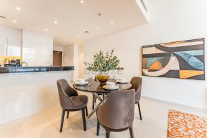 Contemporary 2BR, Mins to Drive to Dubai Butterfly Garden- Gold Promenade 2A, Damac Hills