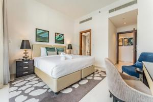 Contemporary 2BR, Mins to Drive to Dubai Butterfly Garden- Gold Promenade 2A, Damac Hills