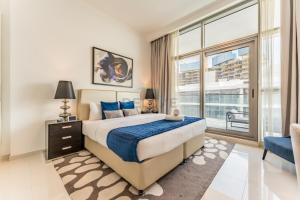 Contemporary 2BR, Mins to Drive to Dubai Butterfly Garden- Gold Promenade 2A, Damac Hills