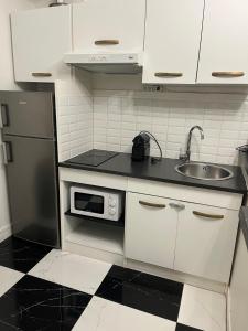 BLACK & WHITE - CHIC & PETIT MAISON- Pigalle 9eme