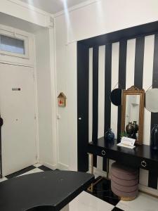 BLACK & WHITE - CHIC & PETIT MAISON- Pigalle 9eme