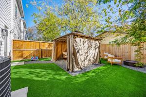 Spacious 3BR Home Near NRG Stadium, Medical Center and Downtown with Backyard, Gazebo and Fire Pit, Pet-Friendly