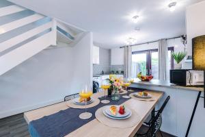 Modern 2-Bed Home by 53 Degrees Property near Etihad & City Centre, with FREE Parking!