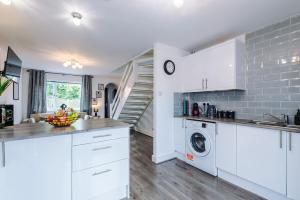 Modern 2-Bed Home by 53 Degrees Property near Etihad & City Centre, with FREE Parking!
