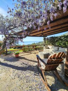 Sea view villa with large garden
