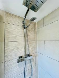 Stylish 3 Bed Apt Sea Views Near the Beach 2B