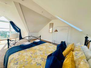 Stylish 3 Bed Apt Sea Views Near the Beach 2B