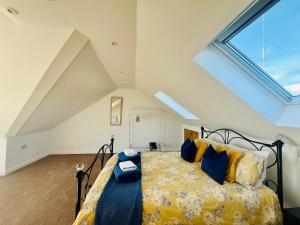 Stylish 3 Bed Apt Sea Views Near the Beach 2B