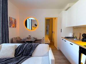 Bright Modern 1BR • Quiet • 20 min Center • Grill