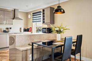 Outstanding 2BD Apt - Ferry Terminal & Free Parking