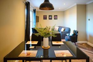 Outstanding 2BD Apt - Ferry Terminal & Free Parking