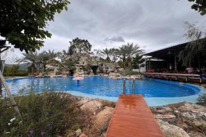 Honey Queen Resort
