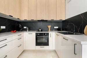 Jasny Apartament z Parkingiem i Balkonem by Noclegi Renters