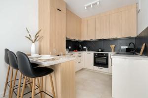 Jasny Apartament z Parkingiem i Balkonem by Noclegi Renters