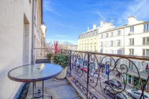 Close to Palace of Versailles - Opera & Market